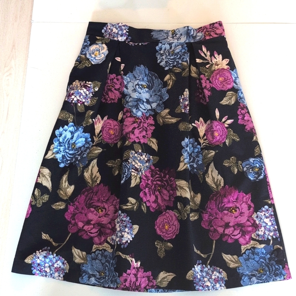 Jane & Delancey cotton, dark floral, pleated slip on, midi skirt. Medium
